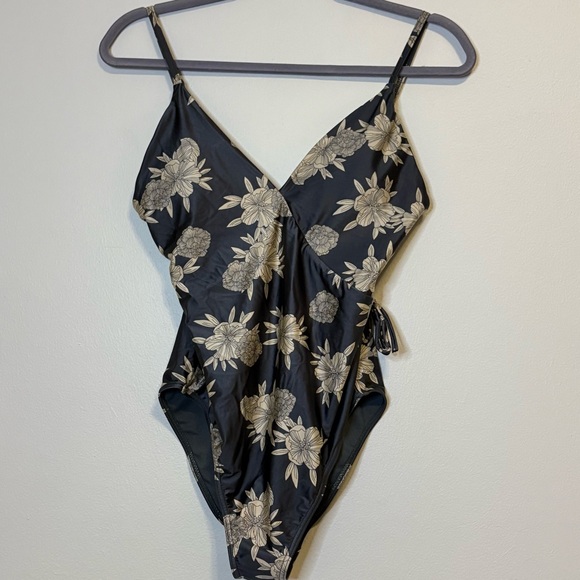 Roxy women's medium One Piece Swimsuit - Picture 1 of 11